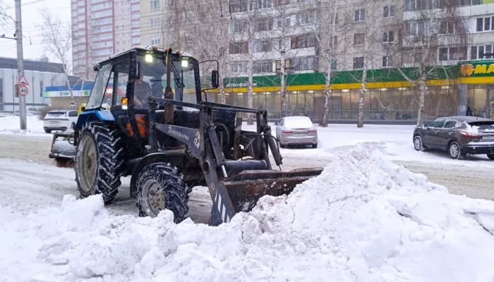 Дорожные службы перешли на продленный график работы из-за снегопада в Барнауле