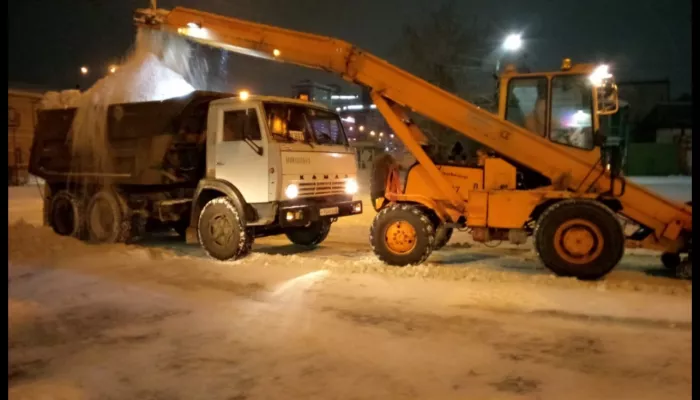 Дороги Барнаула очищают от снега и льда после метели