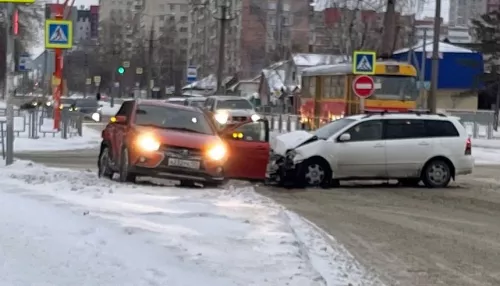 В Барнауле женщина пострадала в ДТП с двумя легковушками