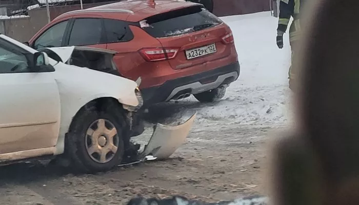 В Барнауле Toyota и Лада не поделили перекресток Смирнова – Северо-Западная