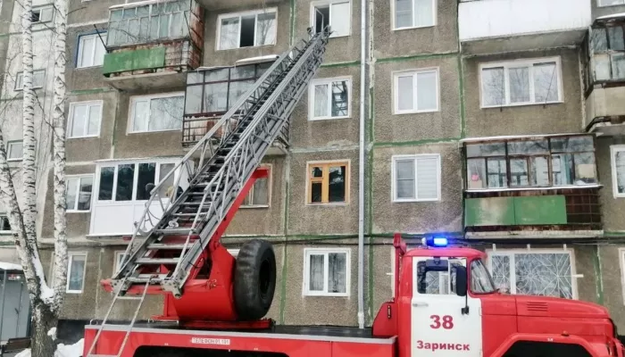 В Заринске пожарные спасли человека из загоревшейся квартиры