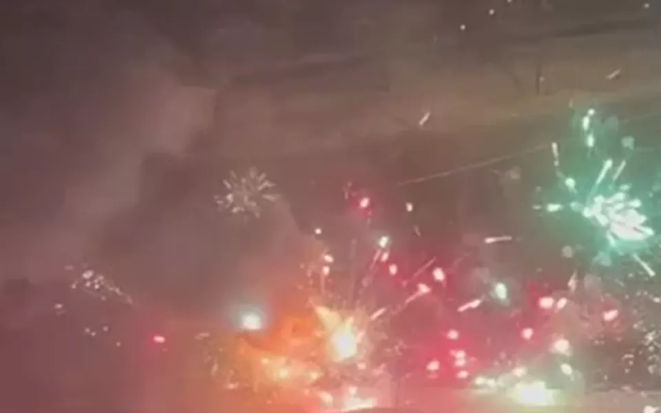 Самое новогоднее ДТП: в Московской области фура начала стрелять фейерверками