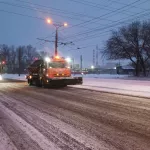 Дорожники продолжают очищать улицы Барнаула после снегопада и метели