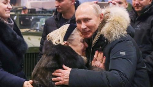 Путин отодвинул охранника, чтобы пообщаться с жителями Петербурга