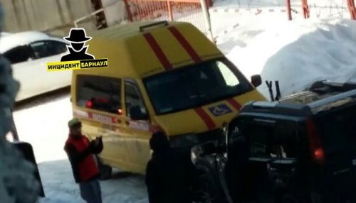 Авто транспортировки больных и иномарка бодались друг с другом в Барнауле