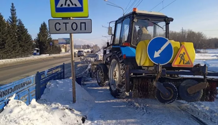 Дорожные службы Барнаула очищают улицы города от снега