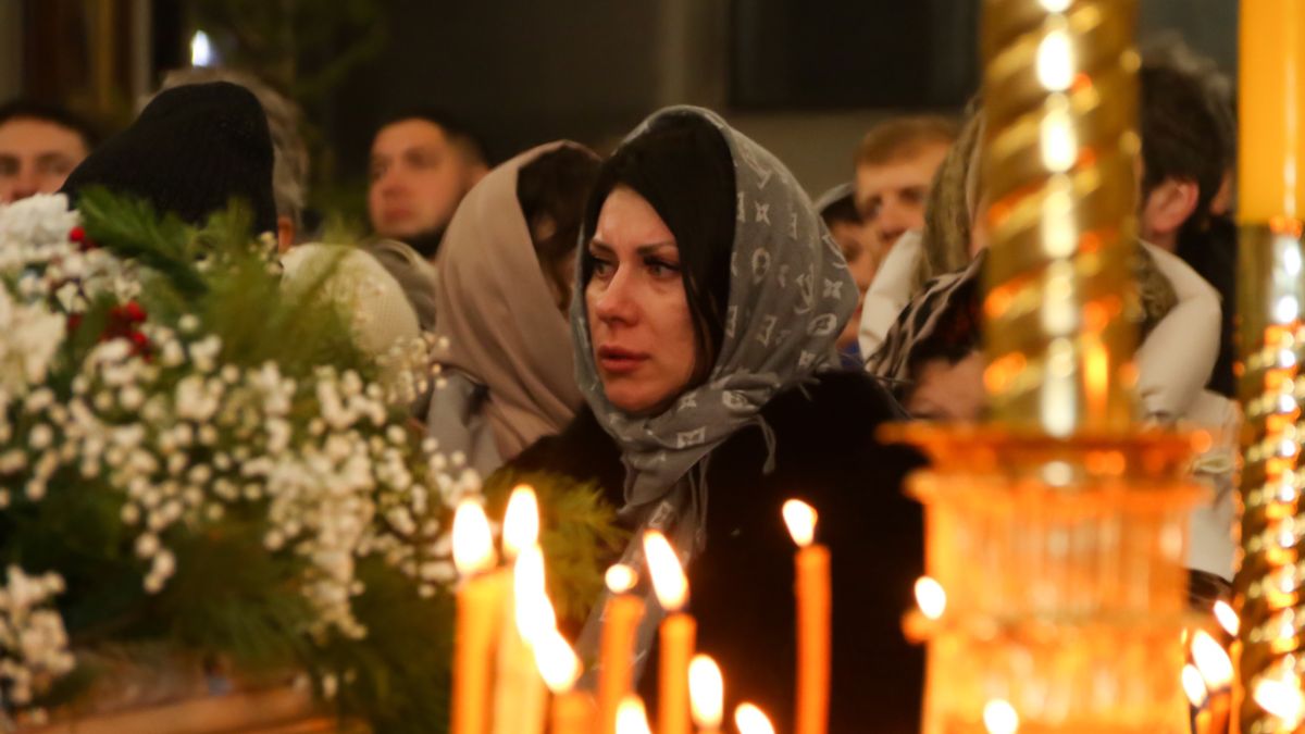 Ночная рождественская служба в Александро-Невском Соборе