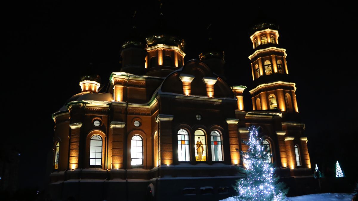Ночная рождественская служба в Александро-Невском Соборе