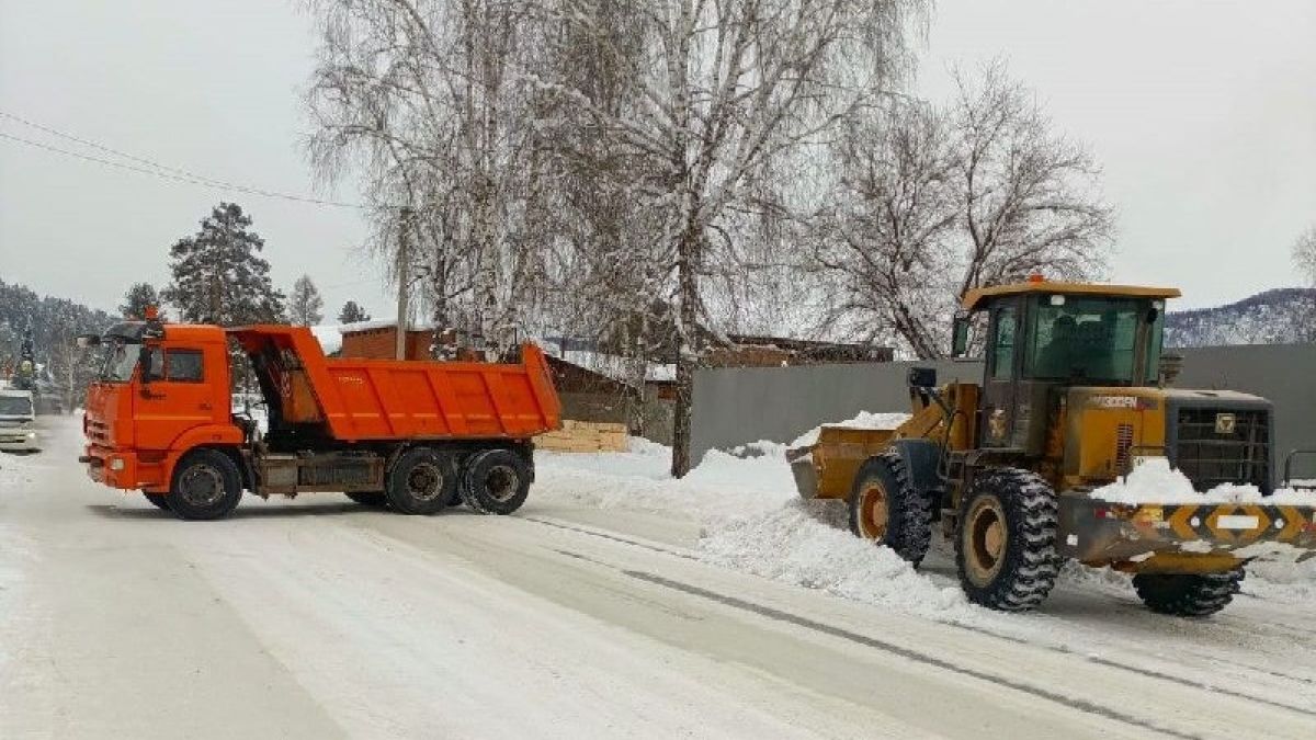 Спецтехника на уборке снега в Республике Алтай