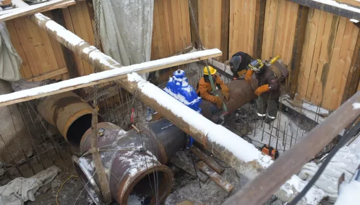 Барнаульские коммунальщики начали запускать воду в отключенные дома