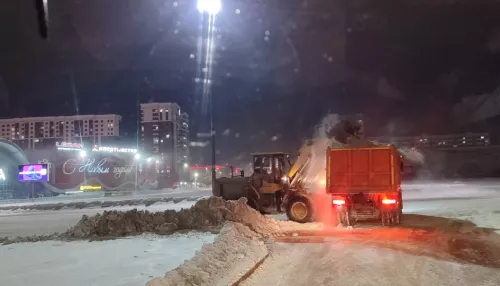 В Барнауле спецтехника очищает дороги от снега. Фото