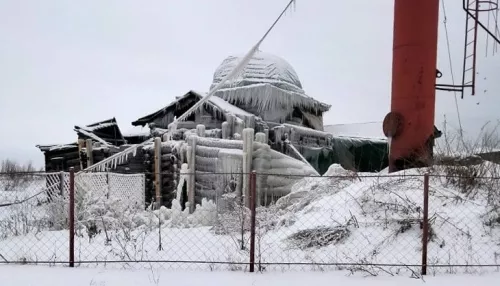 Полное отчаяние. Старинный храм в алтайском селе заледенел из-за водяных извержений