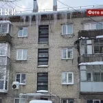 Гигантские сосульки угрожают прохожим в центре Барнаула