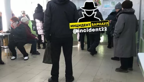 Барнаульцы пожаловались на длинные очереди и отсутствие льготных лекарств в аптеке