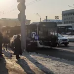 В Барнауле легковушка и автобус столкнулись напротив гостиницы Центральная