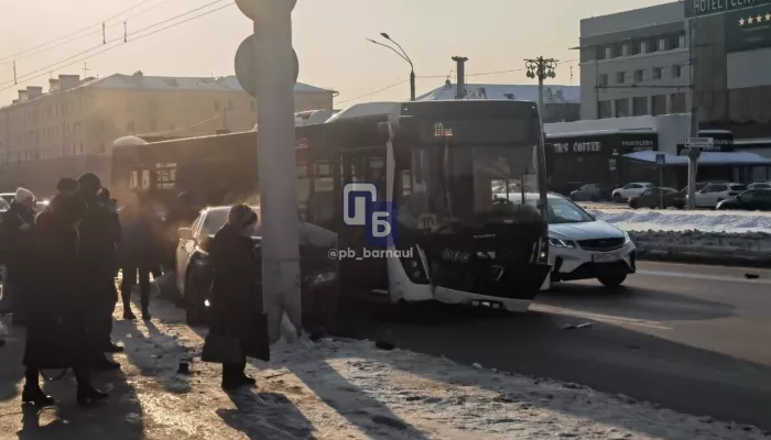 В Барнауле легковушка и автобус столкнулись напротив гостиницы Центральная