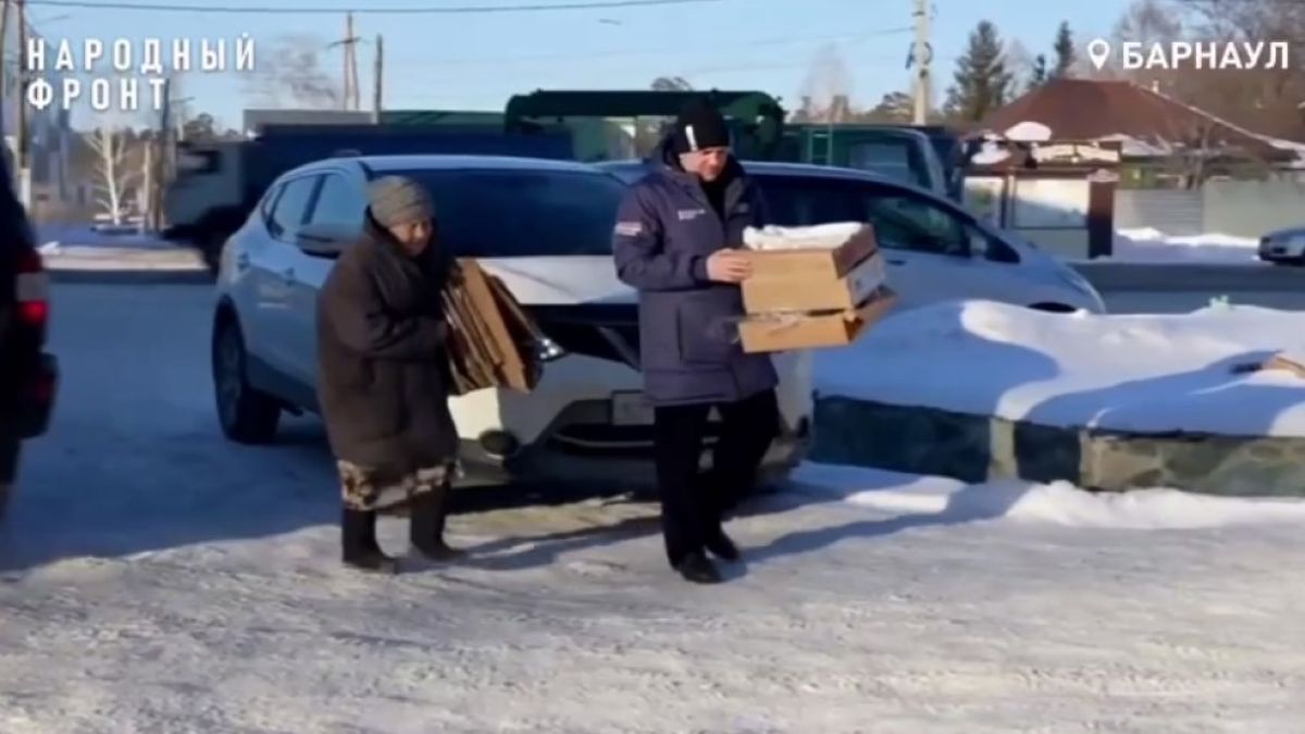 Пенсионерка вынуждена собирать картон