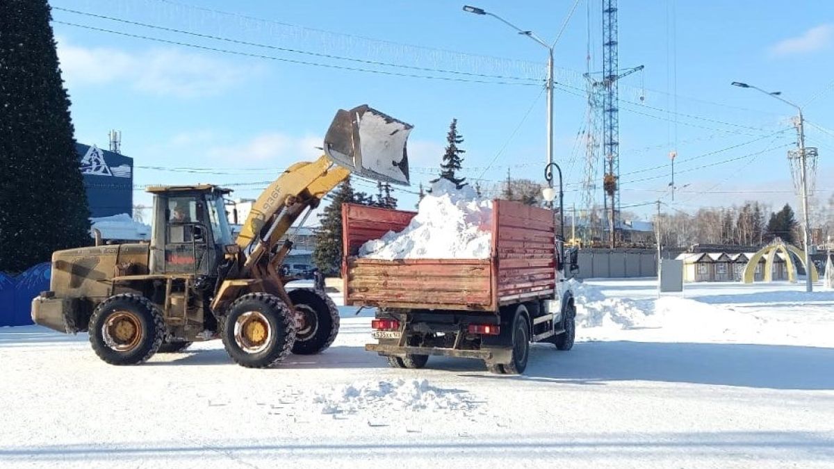 Уборка снега на пл. Сахарова