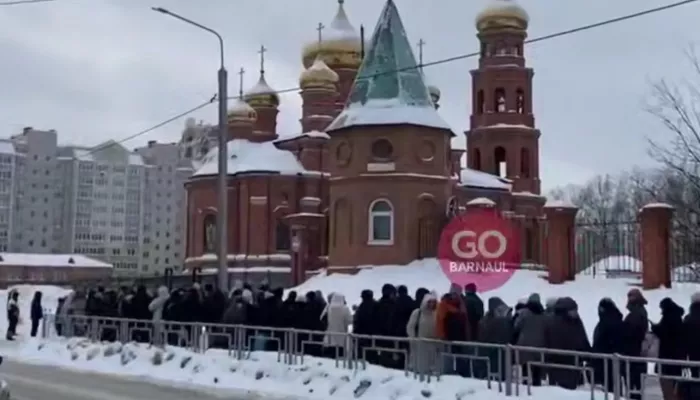 Барнаульцы выстроились в огромную очередь перед Александро-Невским собором