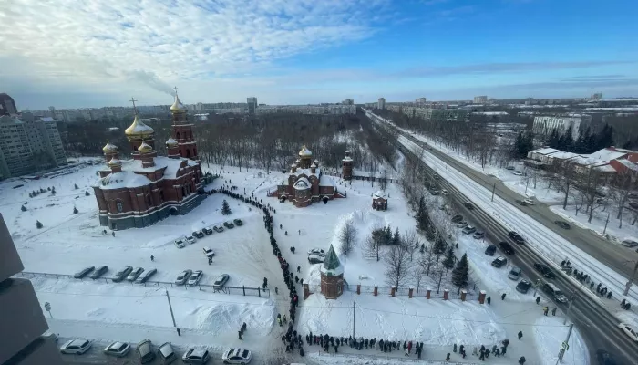 Барнаульцы выстроились в огромную очередь перед Александро-Невским собором