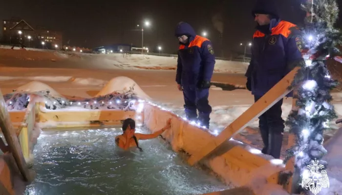 На Алтае уже более 2 тысяч человек искупались в проруби на Крещение