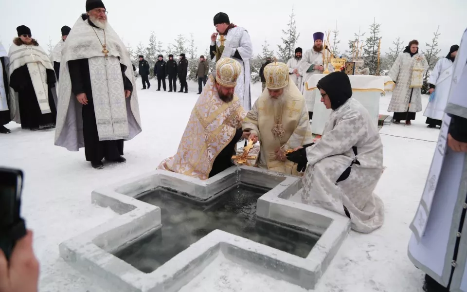 Правда ли крещенская вода целебная и может смывать грехи: что надо знать