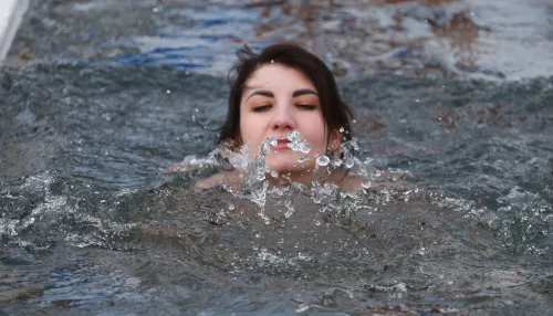 Как искупаться в проруби на Крещение без вреда для здоровья и кому это делать нельзя