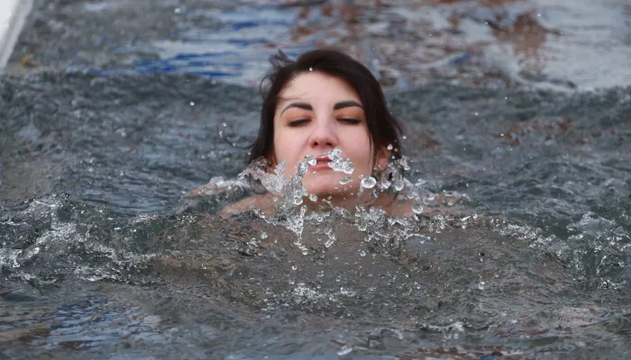 Как искупаться в проруби на Крещение без вреда для здоровья и кому это делать нельзя