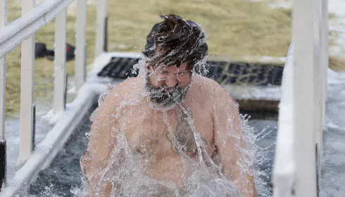 Ледяная вода, но тепло на душе. Большой фоторепортаж с крещенских купаний в Барнауле