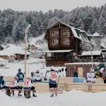 Ветераны хоккея встретились на льду Телецкого озера. Фоторепортаж с турнира