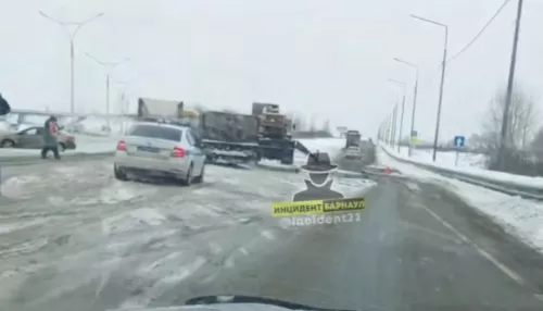 На трассе возле Новоалтайска из грузовика выпали плиты