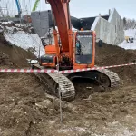 В Бийске рабочего насмерть придавило ледяным грунтом на стройке