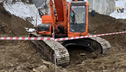 В Бийске рабочего насмерть придавило ледяным грунтом на стройке