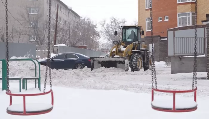 Барнаульские дорожники перешли на усиленный режим работы из-за снегопада