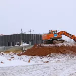 Снег, металл и магазин: как в Барнауле строят торговую деревню на берегу Оби. Фото