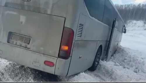 Пассажирский автобус слетел с трассы в Новосибирской области. Видео