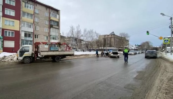 На Алтае водитель легковушки пострадал, врезавшись в грузовик