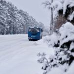 Пассажирский автобус замерзает на трассе под Барнаулом