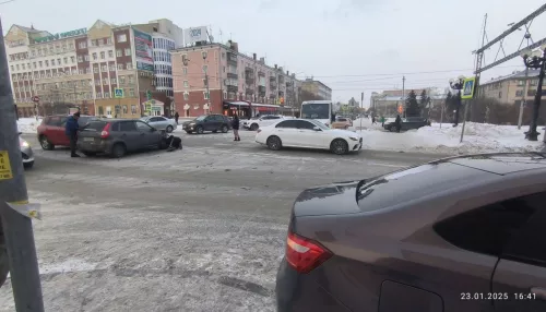 В Барнауле три машины попали в ДТП возле ЦУМа на проспекте Ленина