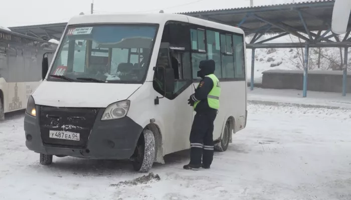 В Барнауле сотрудники ГИБДД провели рейд по проверке общественного транспорта