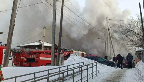 Крупный пожар охватил частный дом в центре Барнаула. Фото