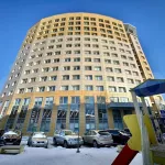 Квартиру в высотке с красивым подъездом продают в центре Барнаула за 15,8 млн рублей