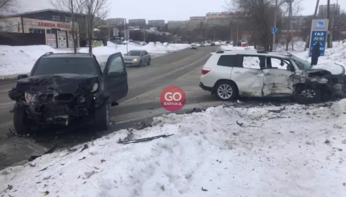 Стали известны подробности жесткого ДТП с BMW и Highlander в Барнауле