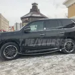 Барнаульцы заметили на парковке закованный в цепи Lexus