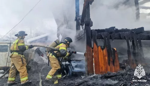 Пожар уничтожил жилой дом и автомобиль в Горно-Алтайске