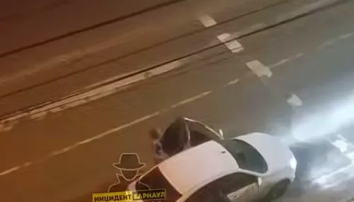 В Барнауле неизвестные избили человека, затащили в машину и увезли