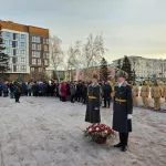 В Барнауле в День снятия блокады Ленинграда возложили цветы на Мемориале Славы. Фото