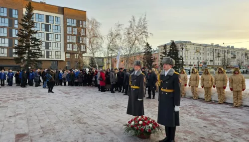 В Барнауле в День снятия блокады Ленинграда возложили цветы на Мемориале Славы. Фото