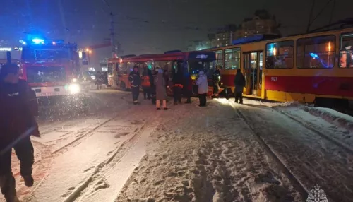 В Барнауле восемь человек пострадали в ДТП с автобусом и трамваем