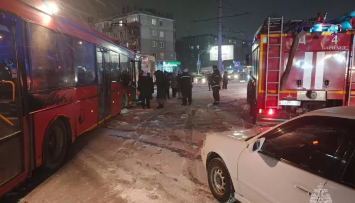 Прокуратура организовала проверку после ДТП с автобусом и трамваем в Барнауле